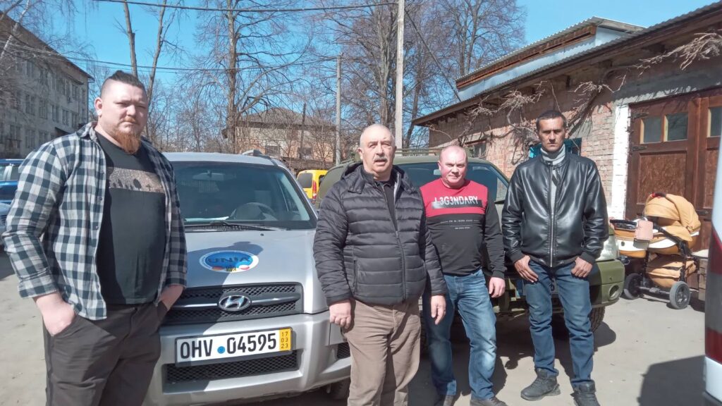 Два автомобілі та смаколики від ГО “УНІА” вже в дорозі до наших захисників