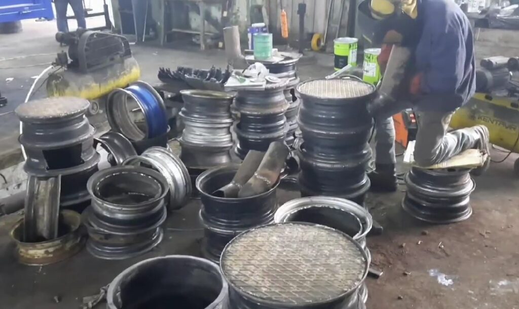 Волонтери ГО “УНІА” зварюють “буржуйки” для захисників