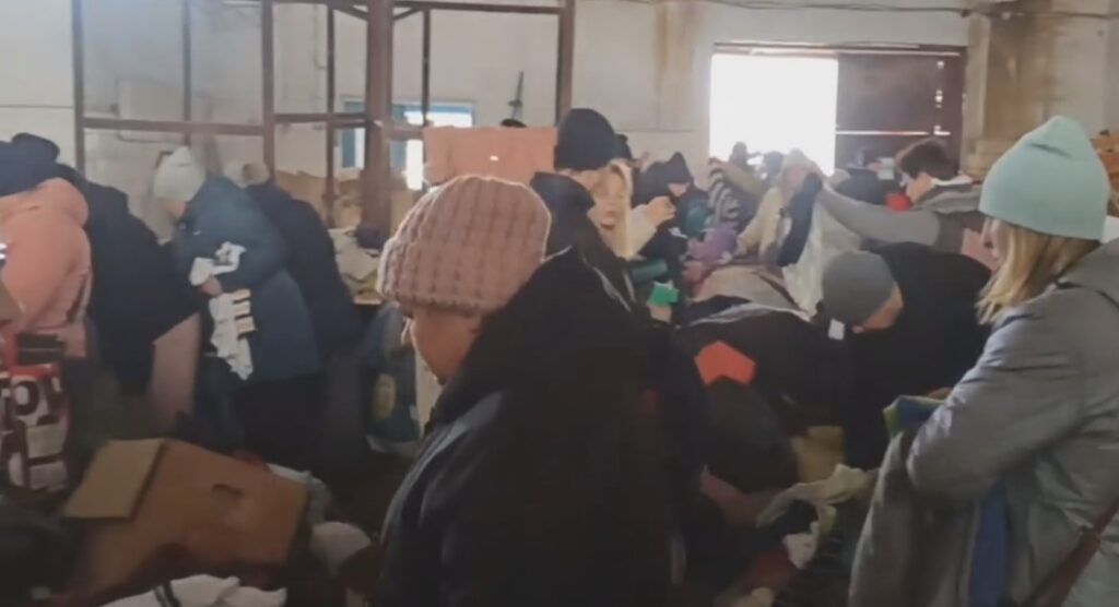 Громадська організація “УНІА” організувала видачу одягу для ВПО та малозабезпечених сімей