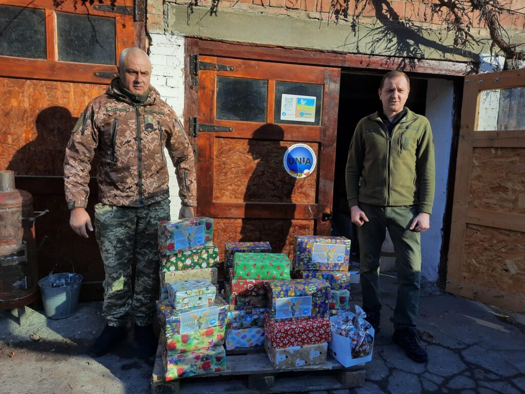 Буковинські волонтери завітали з подарунками до діток, батьки яких справжні герої – відео