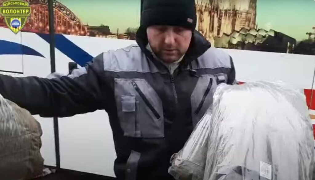 Буковинські волонтери з Веренчанської громади передали військовим 60 комплектів теплої форми та берці