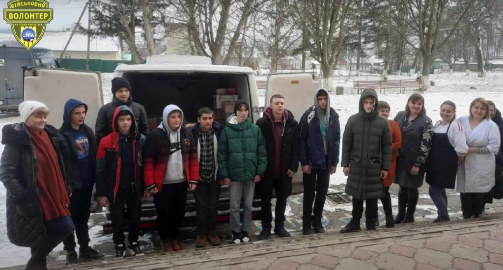 На Буковині учні Вікнянської школи приготували та передали захисникам майже тонну смаколиків