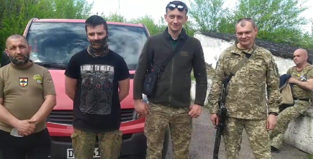 Буковинські Волонтери В Чергове Доставили Автомобіль Для Військових На Передову