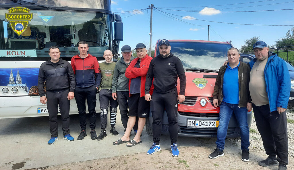 Буковинські волонтери придбали ще один автомобіль для захисників – відео