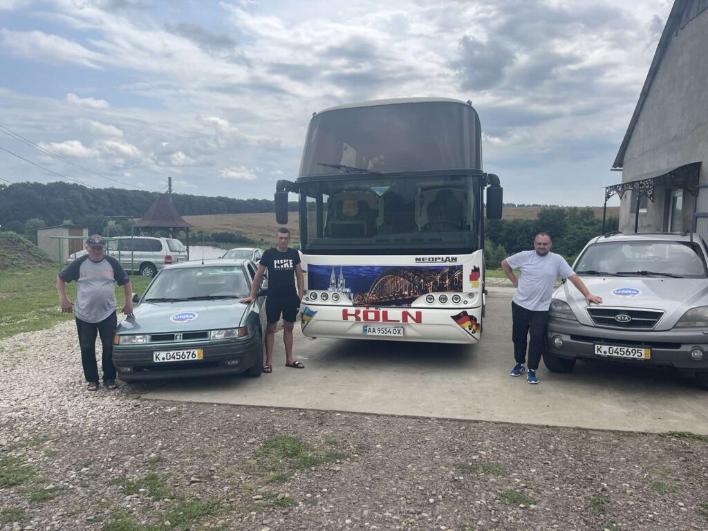 Волонтери громадської організації «УНІА» доставили два автомобілі, для наших захисників