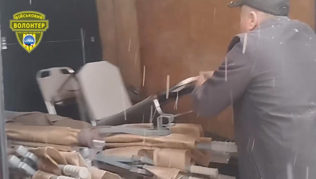 Волонтери ГО “УНІА” отримали медичні ноші для військових медиків