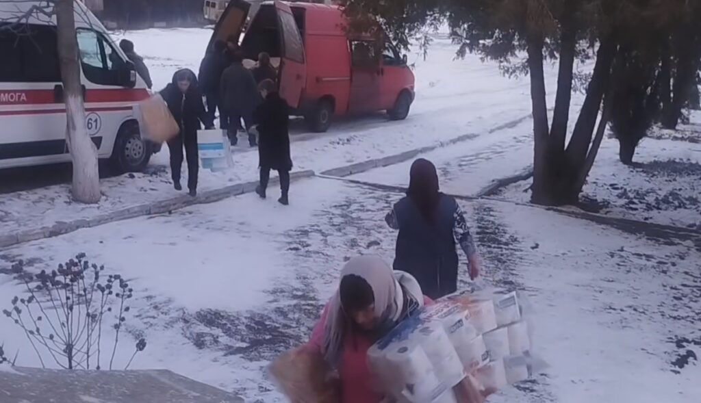 Волонтери Громадської Організації “УНІА” з Буковини продовжують допомагати стареньким людям