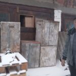 Волонтер ГО “УНІА” Анатолій Гайдей виготовляє металеві короби для збарігання харчів в польових умовах
