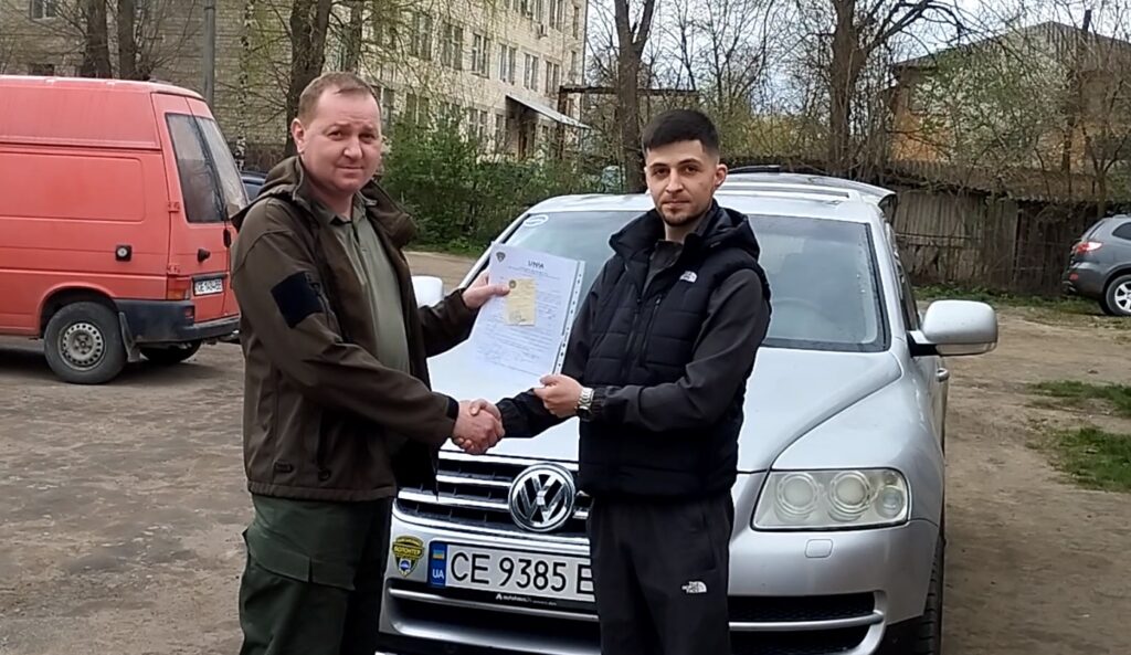 Жителі села Горошівці спільно з волонтера передали військовим повнопривідний автомобіль (відео)