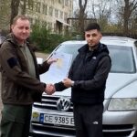 Жителі села Горошівці спільно з волонтера передали військовим повнопривідний автомобіль (відео)