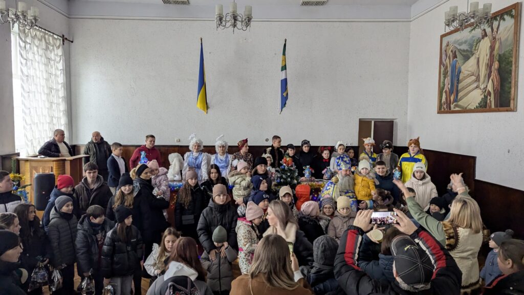 Святий Миколай разом із волонтерами ГО “УНІА” подарували свято для діток наших героїв