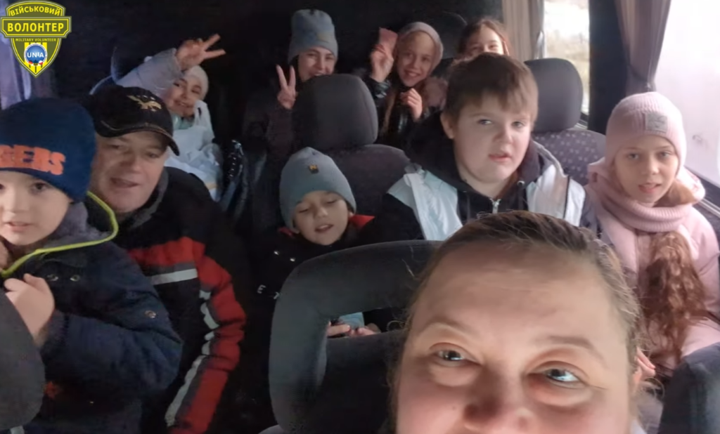 Підтримка по дорозі до добрих справ – волонтери та діти дарують тепло