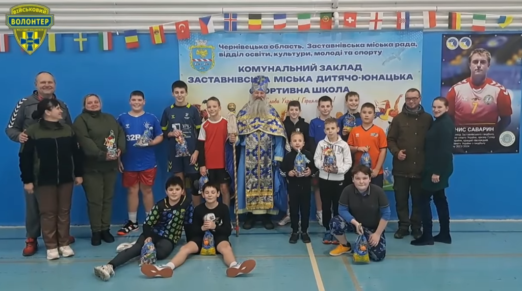 Святий Миколай разом із волонтерами “УНІА” завітав до юних спортсменів у Заставні