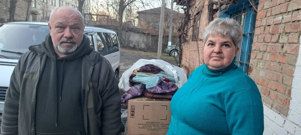 Тепло і турбота для наших героїв: двадцять пар шкарпеток від волонтерок “УНІА” із Кіцманя вирушають на передову