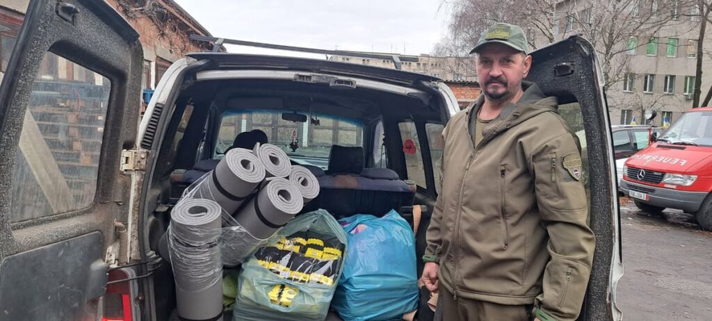 400 пар теплих італійських шкарпеток та каримати від волонтера “УНІА” вирушать на передову