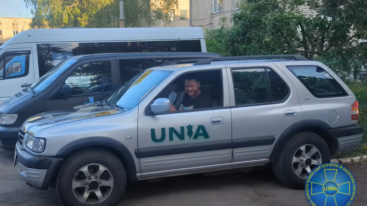 На фронт повертається легенда: розбитий Opel Frontera волонтери з Буковини підняли з руїн