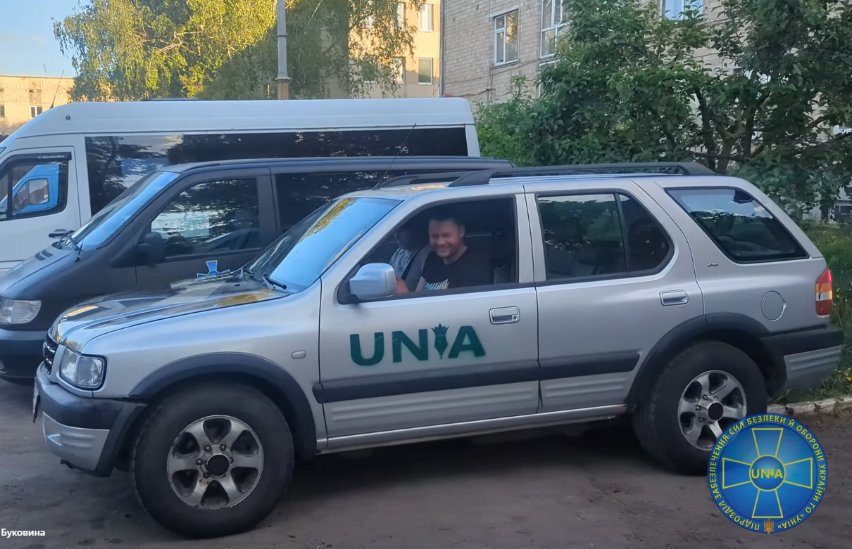 На фронт повертається легенда: розбитий Opel Frontera волонтери з Буковини підняли з руїн